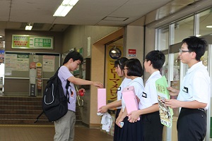 笠松駅で募金活動を行う笠松中学校生徒たちの写真1