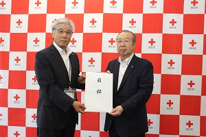 義援金を手渡す広江町長