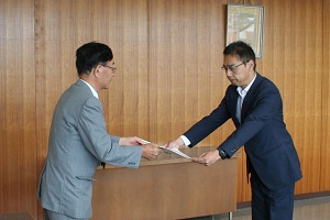 当選証書附与式の様子