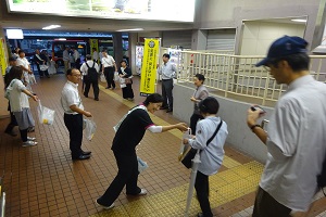 啓発活動の様子　笠松駅.jpg
