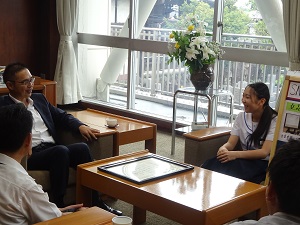 町長と対談する様子