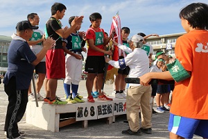 町内対抗1,200mリレー表彰の様子
