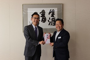 岐阜信用金庫高木笠松支店長と古田町長.jpg