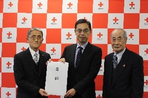 義援金の目録を手渡す古田町長と内藤会長