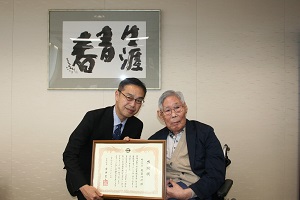 株式会社光製作所松原名誉会長に感謝状を贈呈する古田町長.jpg