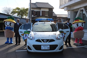 青色回転灯防犯パトロール車とかさまるくんかさまるちゃん.jpg