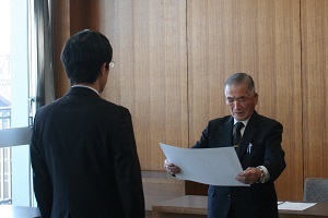 当選証書附与式の様子の写真