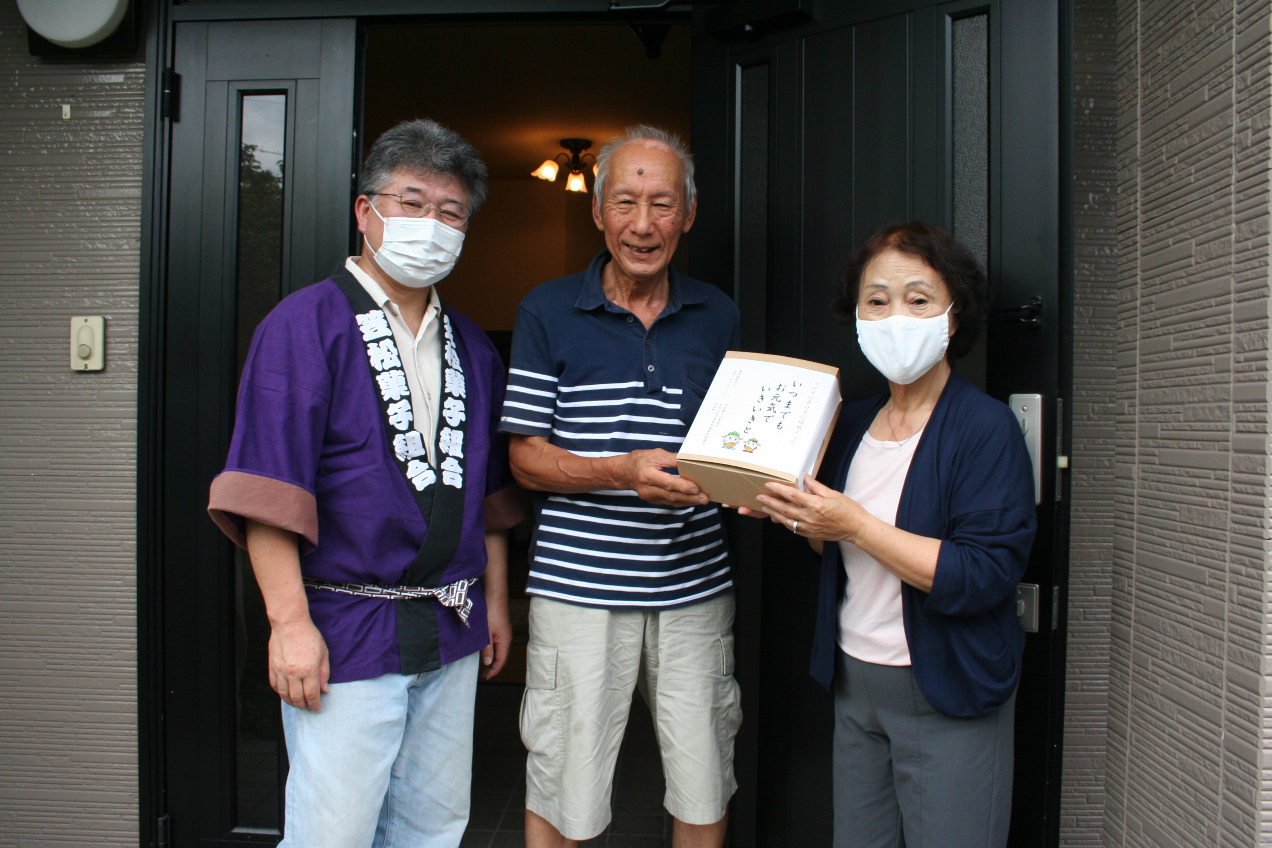 笠松銘菓を届けた様子