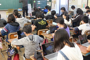 タブレットを使用している様子