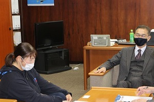 町長と歓談する様子
