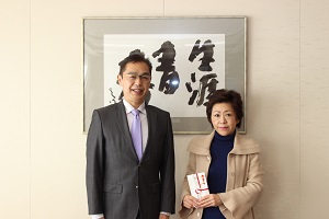 大栄食品株式会社 小栗美香取締役と古田町長.jpg