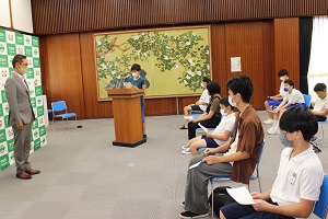 意見書を読み上げる子どもたち.jpg