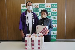 配布する笠松銘菓を手渡す様子.jpg