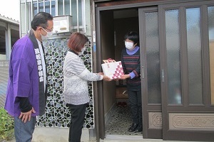 笠松銘菓を手渡す様子.jpg