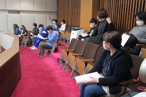 議会を傍聴する子どもたち