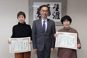 亀山正子委員と川井功子委員と古田町長.jpg