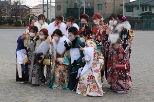 友人同士で写真撮影をする様子.jpg