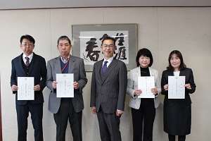 人権擁護委員の委嘱状伝達の様子.jpg