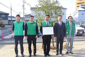 岐阜東南ロータリークラブの皆さんとどんぐり.jpg