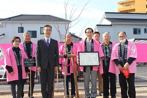 岐阜さくらの会の皆さんと神代桜.jpg
