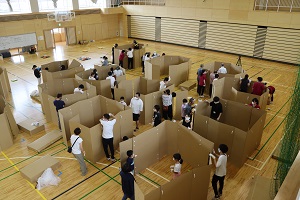 段ボールパーテーション設営の様子