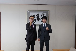 町長と杉浦冬唯選手.jpg