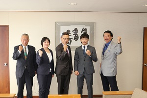 町長と選手と松波柔道部.jpg