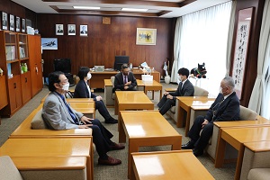 町長室にて報告会.jpg