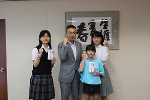 選手たちと町長で写真撮影