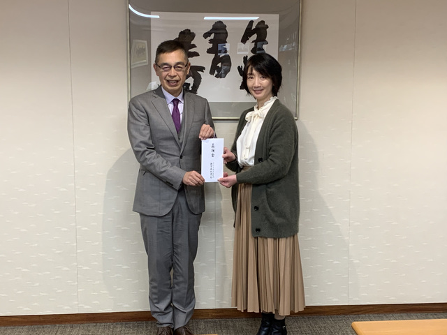 義援金を町長に手渡される様子