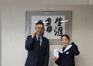 岩田選手と古田町長の写真
