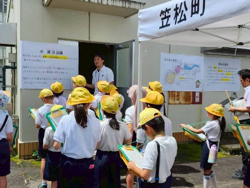 第4水源地見学会にて給水車の説明を聞く様子