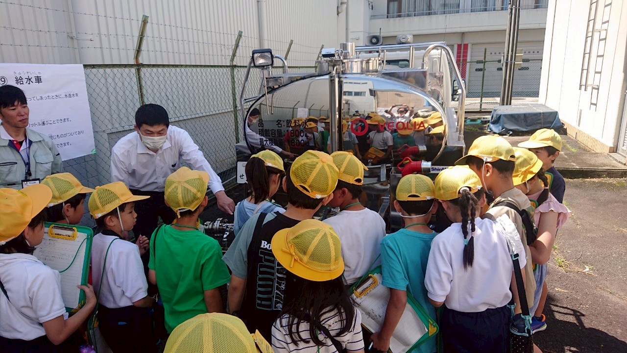 第4水源地見学会にて給水車の説明を聞く様子