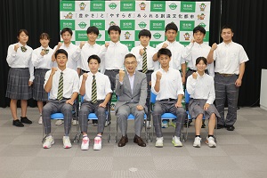 選手の皆さんと町長で写真撮影