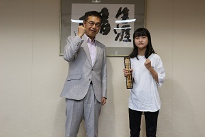 牧田さんと町長の写真