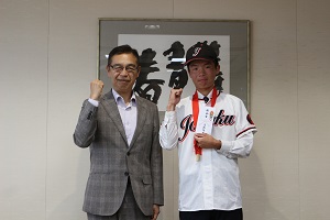仲井選手と町長の写真