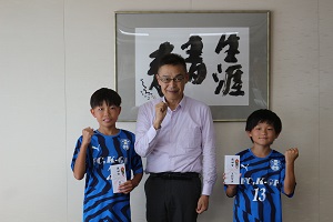 杉山選手、中村選手と町長の写真