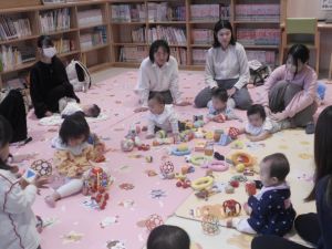 おもちゃであそびながら、お母さん同士で交流を深めました